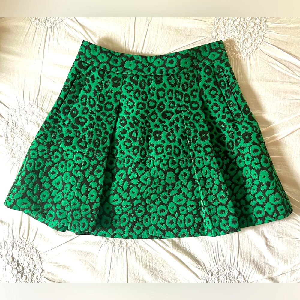 Banana Republic size 8 green/black leopard pleated shirt